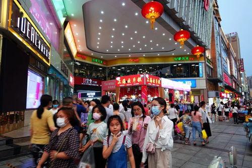 宜昌今日头条的夜市摊位,美食狂欢，街头烟火气十足