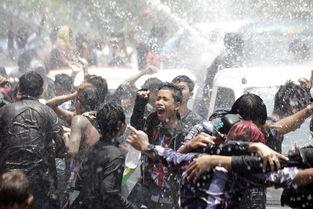 明星唱歌泼水的是谁,歌声与水花共舞