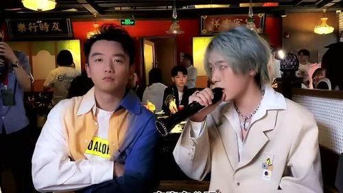 网红小哥在北京演唱,魅力歌声征服京城